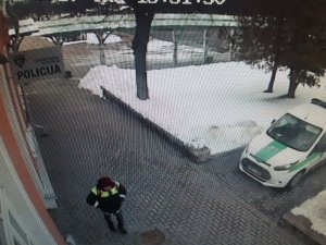 Pateicoties videonovērošanas kameru ierakstam aiztur mobilā tālruņa zagli