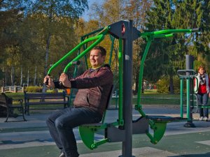 Uz tehniskās apkopes laiku noņemti āra trenažieri Raiņa parkā