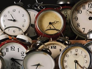 Naktī uz svētdienu pulksteņa rādītāji jāpagriež vienu stundu atpakaļ