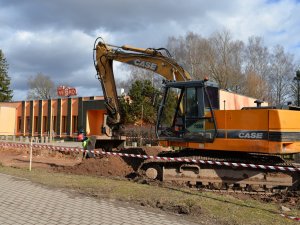 Peltēs top jauns stāvlaukums un gājēju celiņš
