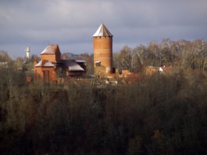 Lielajā Talkā sakops Turaidas pilskalnu