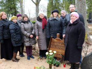 Turaidas muzejrezervāta darbinieki piemin Ainu Salmani