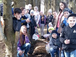 Allažu pamatskolas skolēni izveido sajūtu taku