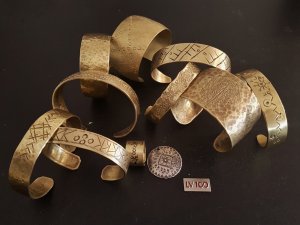 „Baltu rotu” darbnīcā atklāta izstāde „100 rotas Siguldai un Latvijai”