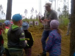 Allažu skolēni piedalās meža ekspedīcijā