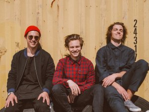 Grupa „Carnival Youth” izziņo koncertu Siguldas pilsdrupu estrādē