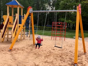 Bērnu rotaļu laukumos uzsākta jaunu rotaļu elementu uzstādīšana