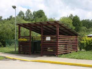 Pie daudzdzīvokļu namiem būs jāuzstāda slēgta tipa atkritumu konteineru novietnes