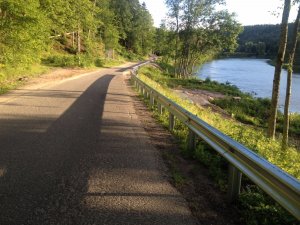 Pabeigta drošības barjeras izbūve Peldu ielā gar Gauju