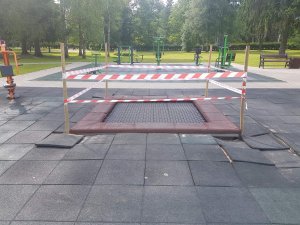 Uz laiku slēgts batuts bērnu rotaļu laukumā Raiņa parkā