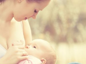 Lekcija topošajiem un jaunajiem vecākiem par bērna zīdīšanu 