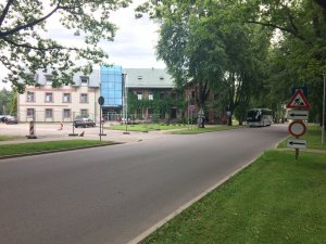 Uz laiku slēgts automašīnu stāvlaukums Pils ielā 6