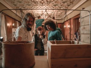 Siguldas Jaunajā pilī skatāma dizaina vasaras skolas MAD izstāde