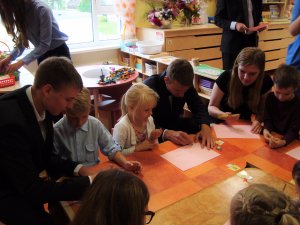 12.klašu skolēni tiekas ar topošajiem pirmklasniekiem