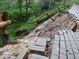 Stipro lietavu rezultātā izskalots posms Siguldas serpentīnā