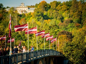 Pēc rekonstrukcijas atklāts tilts pār Gauju Siguldā 