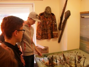 Siguldas pilsētas vidusskolas skolēni piedalās Mores kauju atceres pasākumā