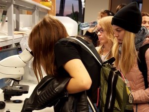 Ģimnāzijas skolēni piedalās Zinātnieku nakts aktivitātēs