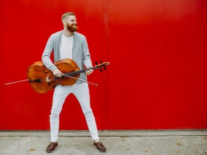 Turaidā muzicēs čellists Mareks Radzēvičs