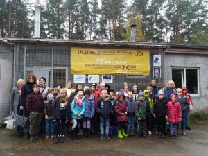 Mores pamatskolas skolēni labo darbu nedēļā apmeklē dzīvnieku patversmi