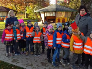 Bērnudārza „Pīlādzītis” bērni iepazīstas ar bibliotēku un veido izstādi