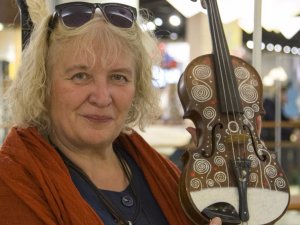 Aicina apmeklēt Ināras Garklāvas izstādi „Saulgrieži”