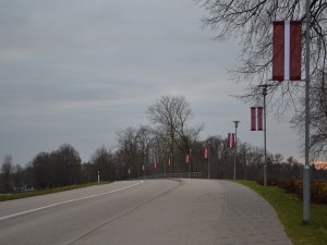 Siguldas pilsētvidē uzstāda valsts svētku noformējumu