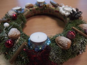 Skolēni dāvina Adventes vainagus senioriem un cilvēkiem ar invaliditāti