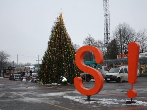 Siguldā uzstādīta Ziemassvētku egle