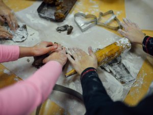 Jaunieši un deputāti piparkūku darbnīcā sarūpē dāvanas novada senioriem