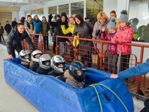 Novada skolēni ar izcilām sekmēm saņem dāvanu – braucienu ar vučko