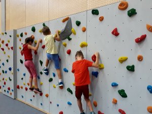 Siguldas Sporta centrā uzstādīta kāpšanas jeb traversa siena