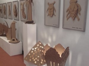 Mākslu skolā „Baltais Flīģelis” skatāma izstāde „Kartona formas”