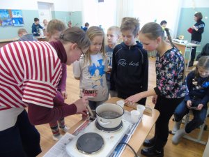 Mores pamatskolā skolēni lej sveces