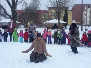 Bērnudārza „Pīlādzītis” bērni tērpjas maskās un dodas Meteņu rotaļās