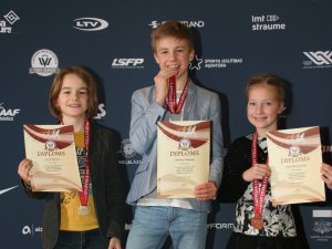 Laurenču sākumskolas skolēnus apbalvo par sasniegumiem taku skrējienos