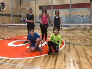 Siguldas Sporta centrā ziemas periodā ir iespēja spēlēt tenisu 