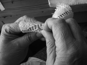 Būs skatāma novadnieces Ainas Ertes personālizstāde „Caur adatas aci pa dzīvi”