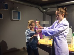 Laurenču sākumskolas skolēni viesojas zinātniskajā laboratorijā