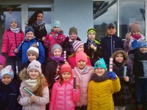 Siguldas pilsētas vidusskolas otrklasnieki ziedo