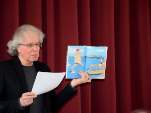 Laurenču sākumskolā aizvadīta tikšanās ar dzejnieku un tulkotāju Guntaru Godiņu