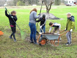 Morē kopā talko skolēni un darbinieki 