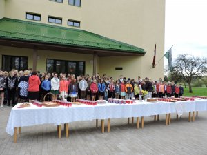 Allažu pamatskolā atzīmē Baltā galdauta svētkus