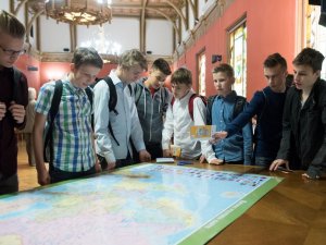 Ģimnāzijas 8.b klases skolēni piedalās Eiropas dienas pasākumos