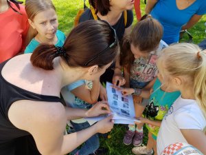 Pilsētas vidusskolas 2.klašu skolēni fotoorientējas kopā ar māmiņām