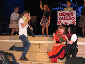 Mores pamatskolas bērni sveic savas māmiņas