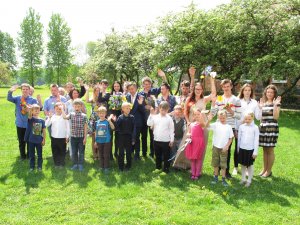 Mores pamatskolā atskanējis pēdējais zvans 9.klases skolēniem