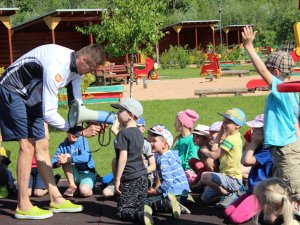 Bērnudārzā „Ieviņa” viesojas novada pašvaldības policisti un glābēji