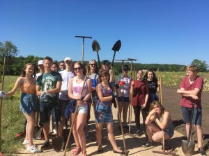 Siguldas pilsētas vidusskolas desmito klašu skolēni strādā Likteņdārzā 