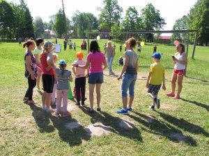 Mores pamatskolā aizvadīta vecāku sporta diena